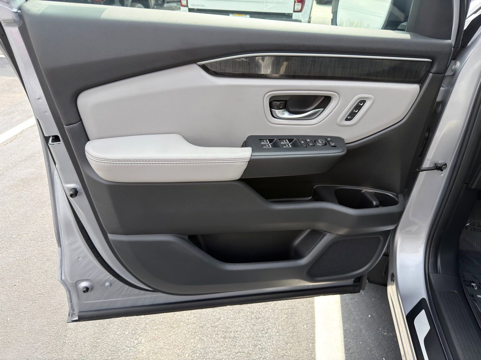 Used 2025 Honda Pilot Elite image 13