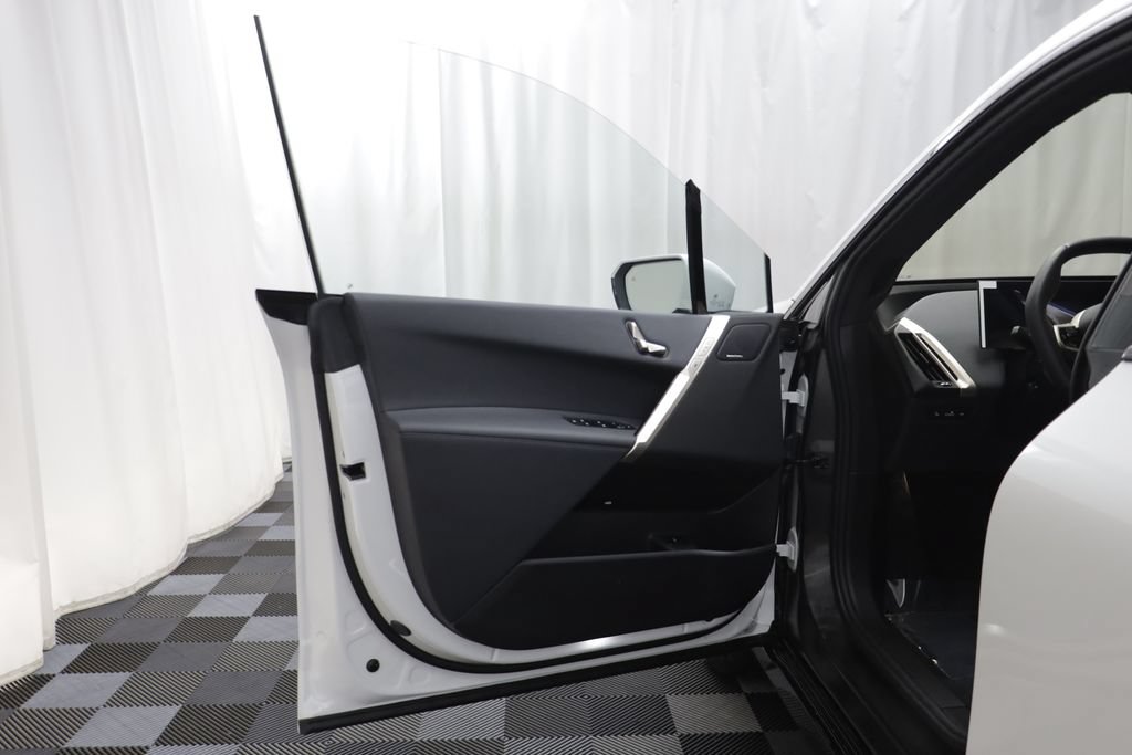 Used 2026 BMW iX xDrive45 w/ Premium Package AWD/4WD image 4
