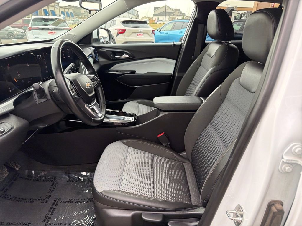 Used 2024 Chevrolet Trax LT w/ Sunroof Package image 9