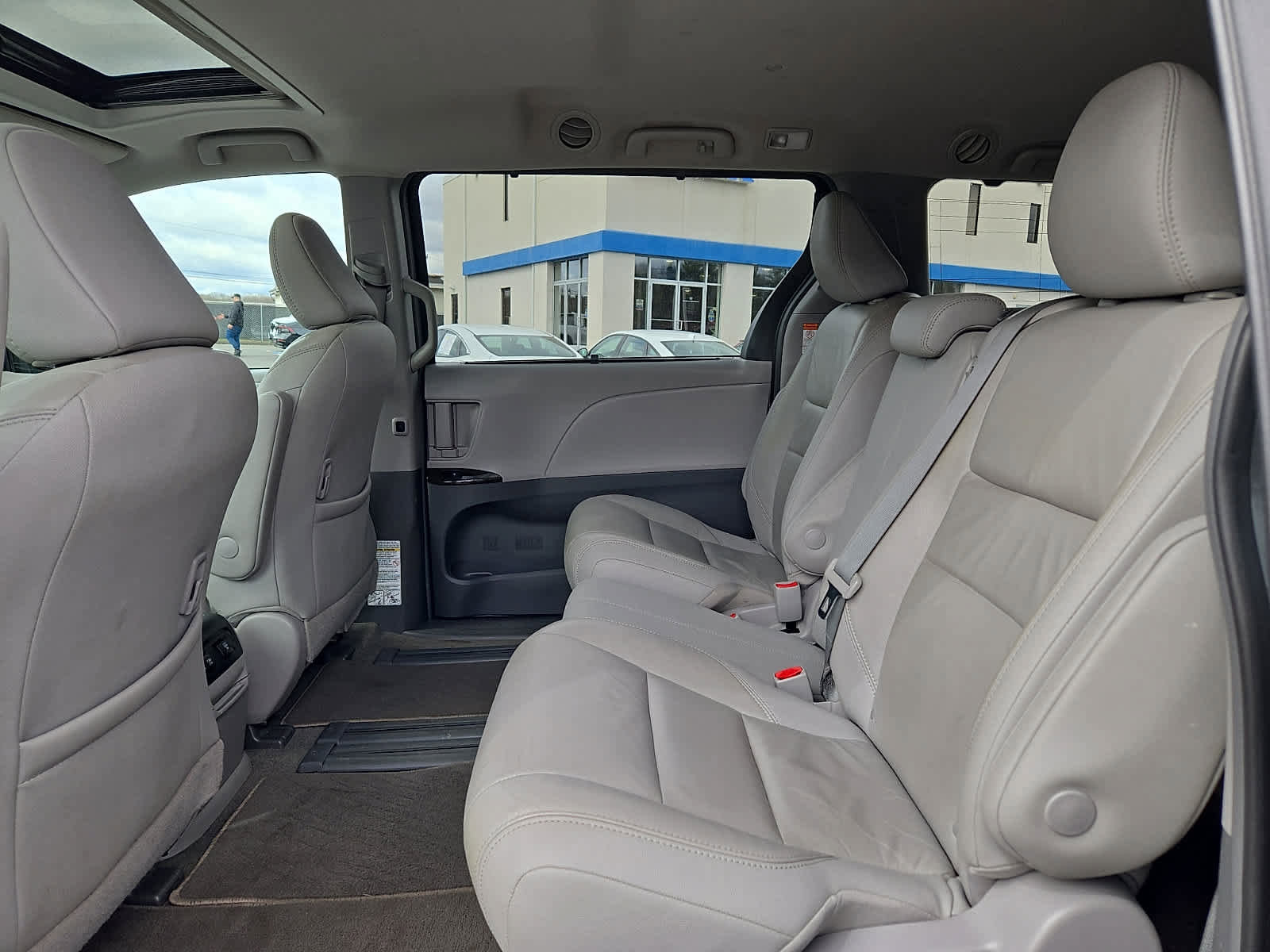 Used 2018 Toyota Sienna XLE FWD image 12