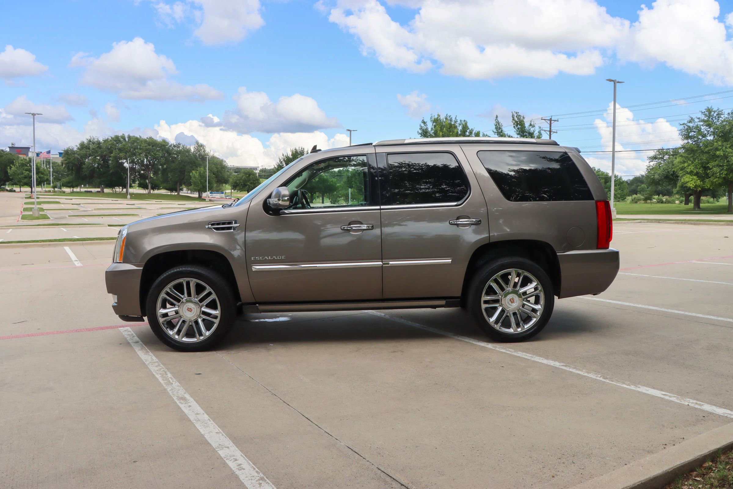 Used 2013 Cadillac Escalade Platinum AWD/4WD image 4