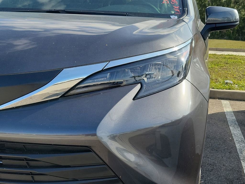 Used 2025 Toyota Sienna XLE image 4
