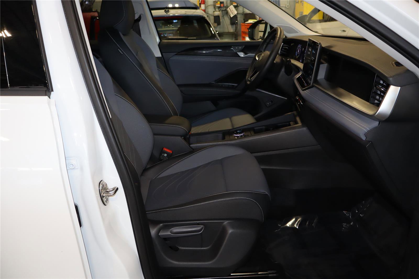 Used 2025 Volkswagen Tiguan SE image 25