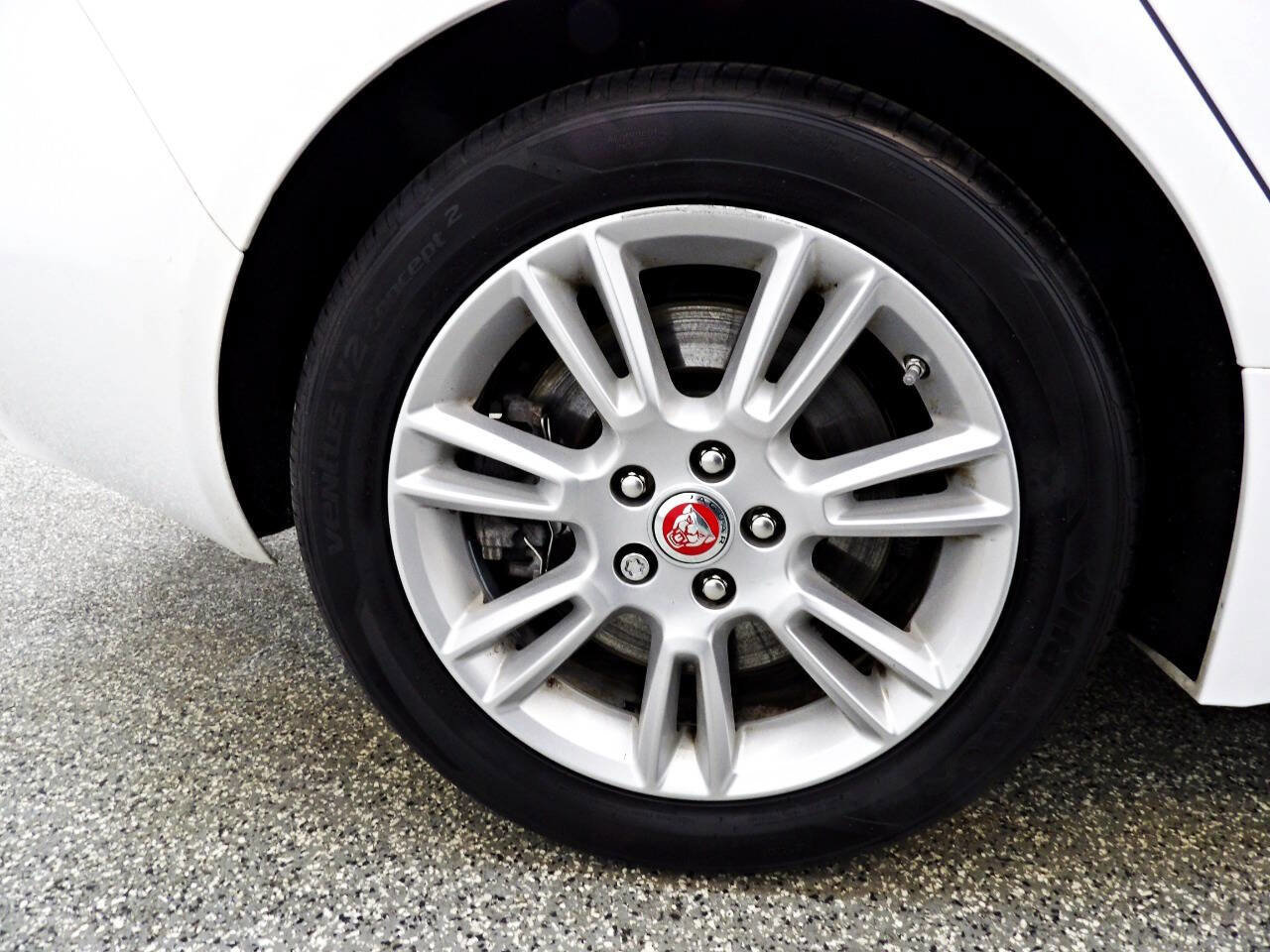 Used 2019 Jaguar XE Premium image 21