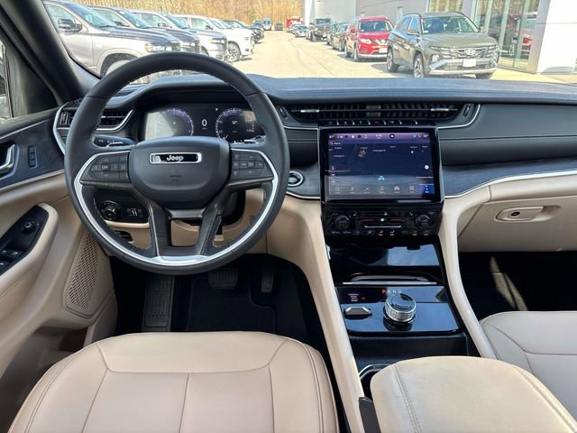 Used 2024 Jeep Grand Cherokee Limited w/ Black Appearance Package image 12