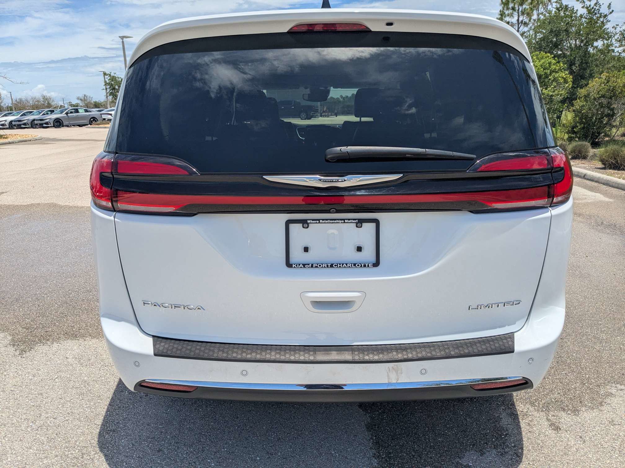 Used 2023 Chrysler Pacifica Limited FWD image 6