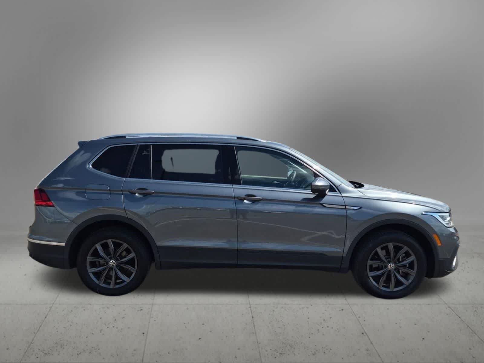 Used 2023 Volkswagen Tiguan SE w/ Panoramic Sunroof Package FWD image 7