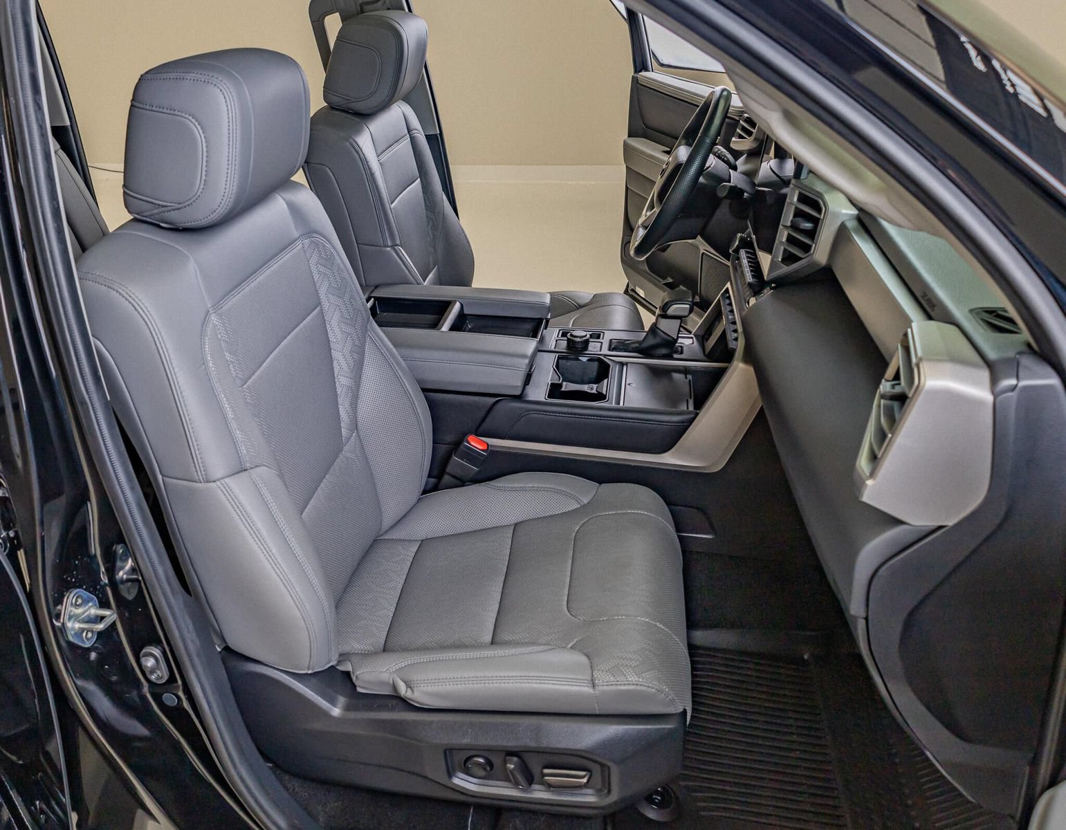 Used 2024 Toyota Tundra Limited AWD/4WD image 31