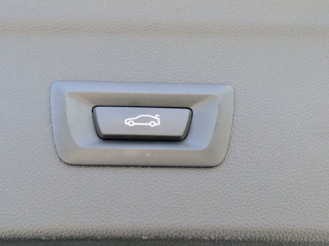 Used 2025 BMW iX xDrive50 w/ Premium Package AWD/4WD image 14
