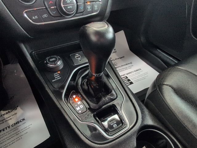 Used 2019 Jeep Cherokee Limited image 32