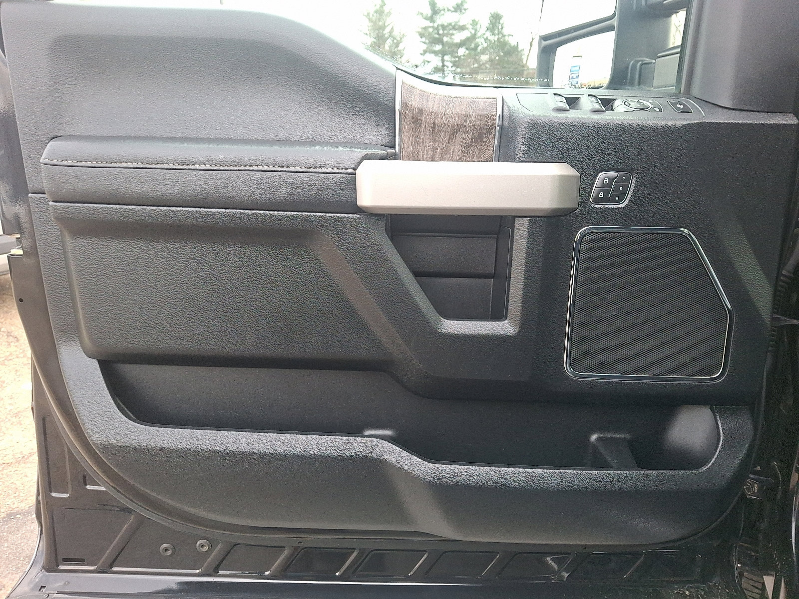 Used 2019 Ford F350 Lariat w/ Chrome Package image 12