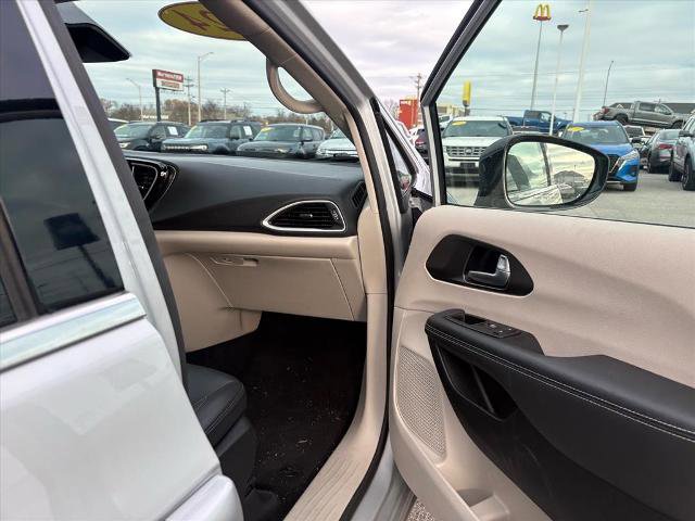 Used 2024 Chrysler Pacifica Touring-L image 28