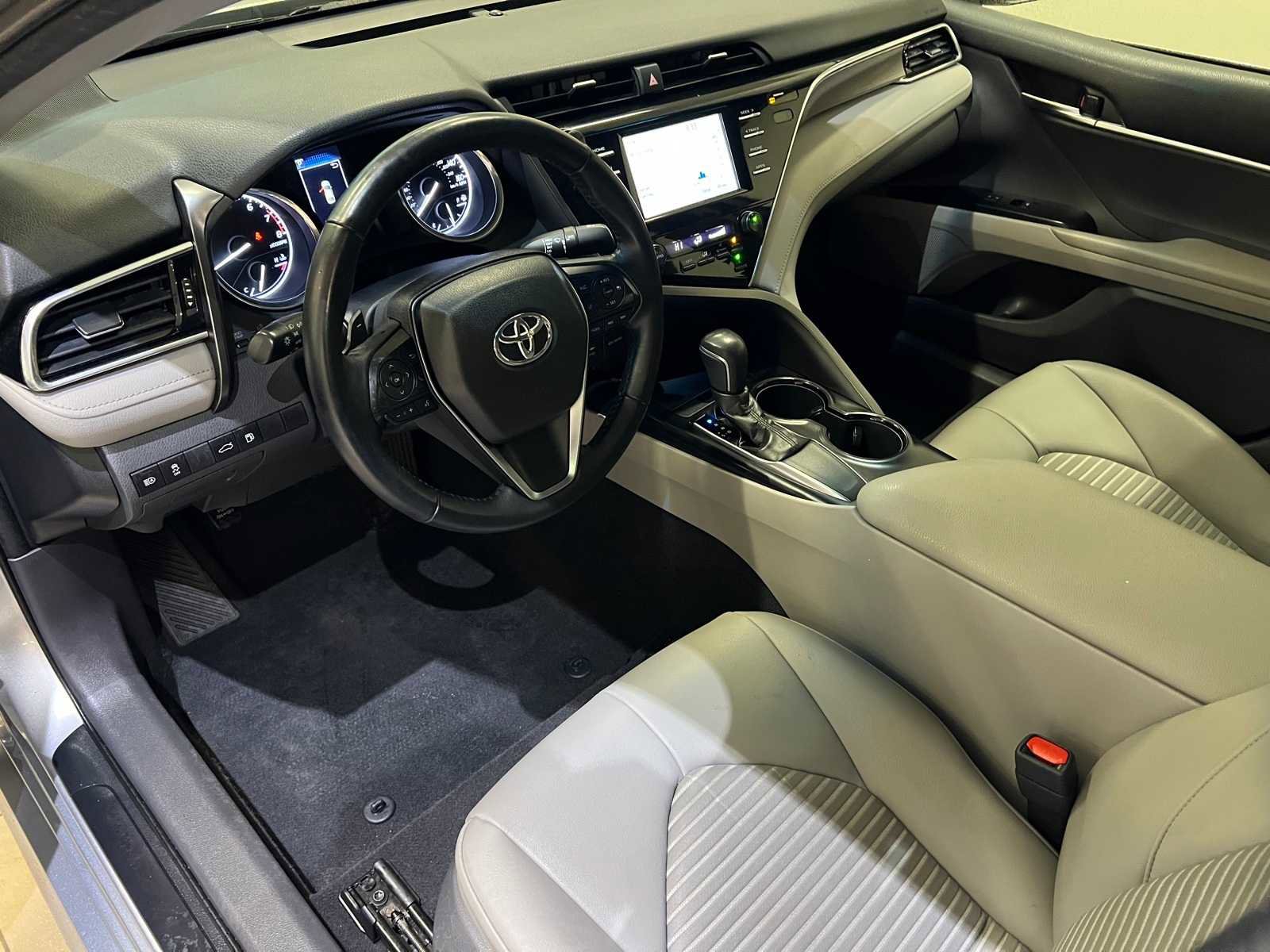 Used 2018 Toyota Camry SE image 2