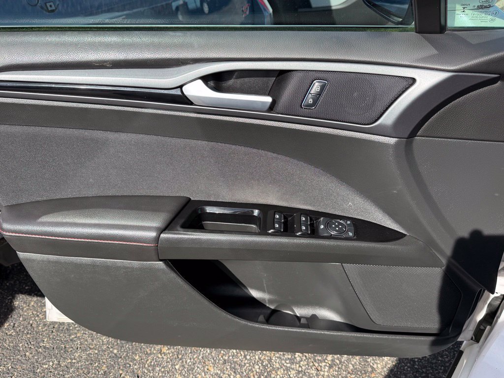 Used 2015 Ford Fusion SE w/ Equipment Group 201A FWD image 15