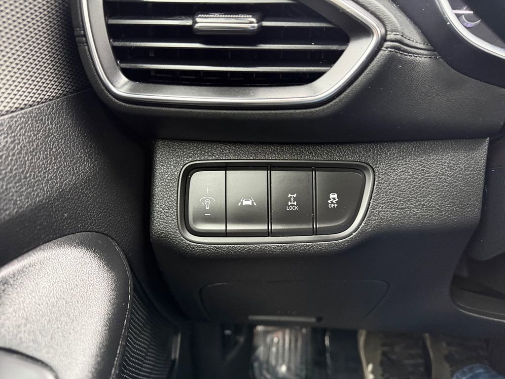 Used 2020 Hyundai Santa Fe SE image 19