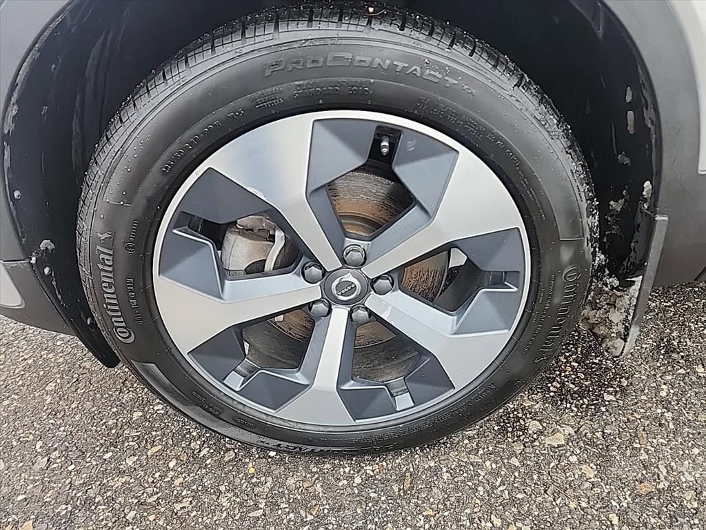 Certified 2023 Volvo XC40 B5 Plus w/ Driver Assist Package AWD/4WD image 9