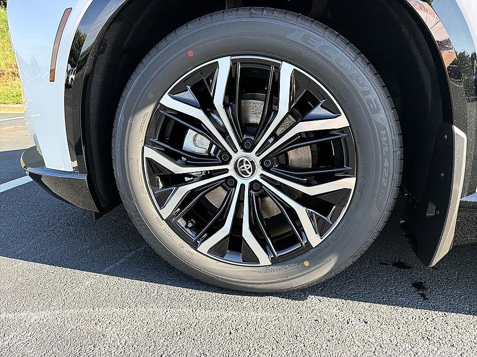New 2026 Toyota Crown Signia AWD/4WD image 8