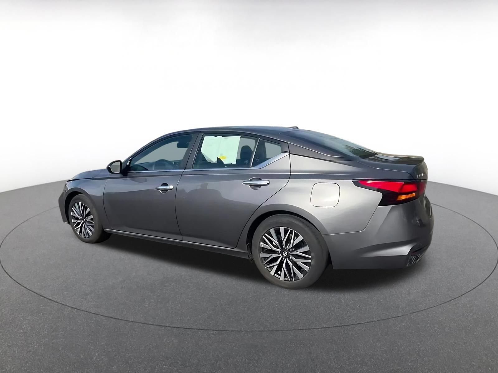 Used 2025 Nissan Altima 2.5 SV FWD image 8