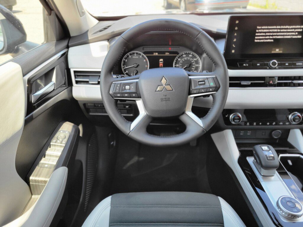 New 2025 Mitsubishi Outlander SE image 13