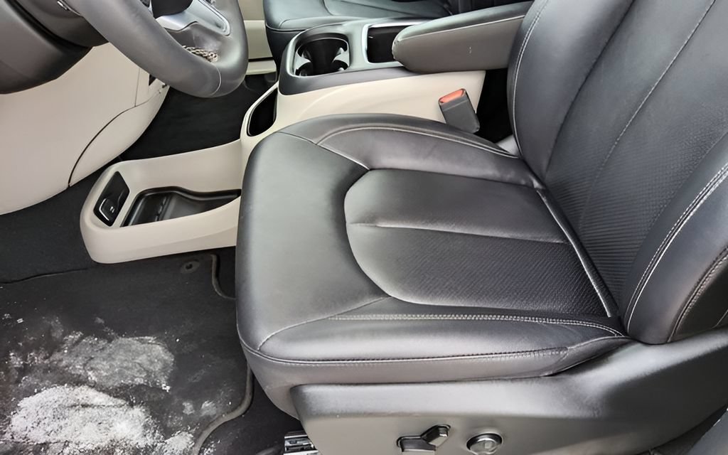 Used 2024 Chrysler Pacifica Touring-L FWD image 41