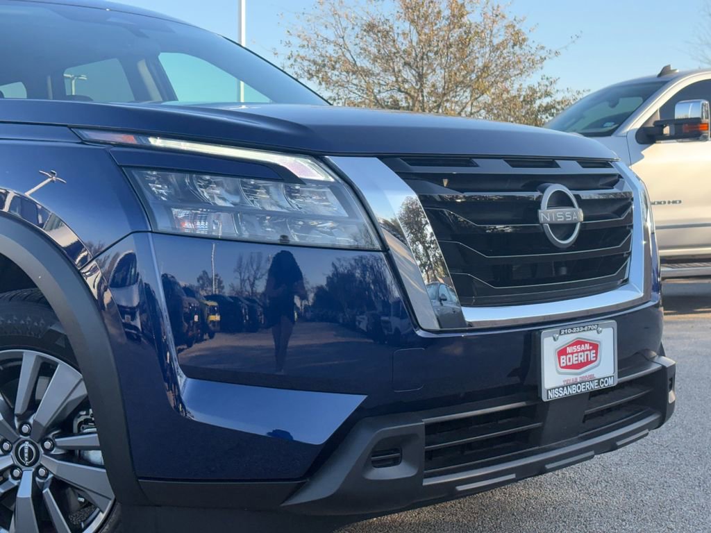 Used 2025 Nissan Pathfinder SV image 3