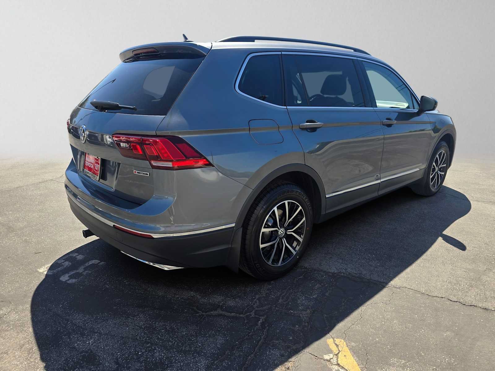Used 2021 Volkswagen Tiguan SE w/ Panoramic Sunroof Package AWD/4WD image 3