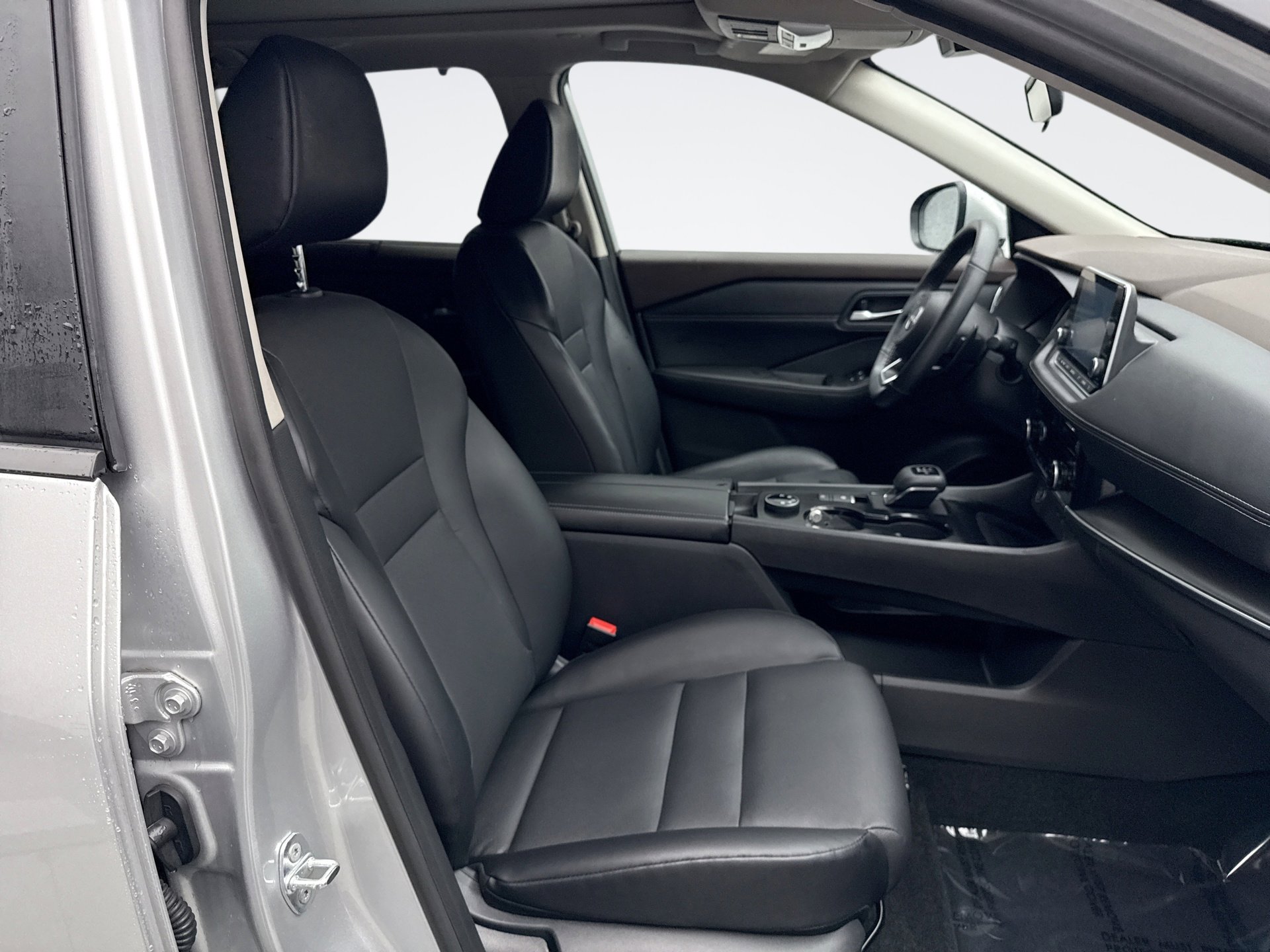 Used 2023 Nissan Rogue SV w/ SV Premium Package image 16