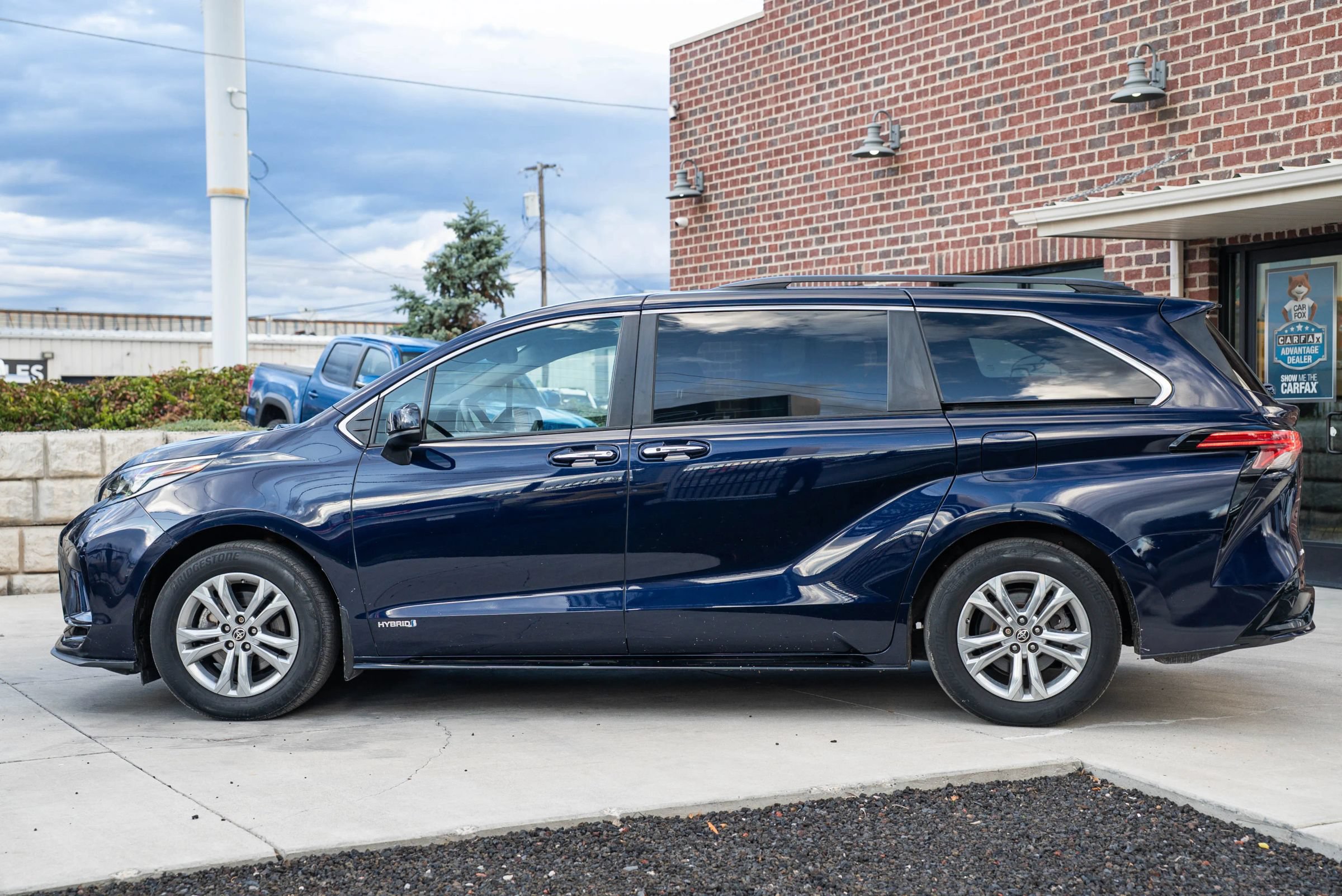 Used 2021 Toyota Sienna XSE AWD/4WD image 3