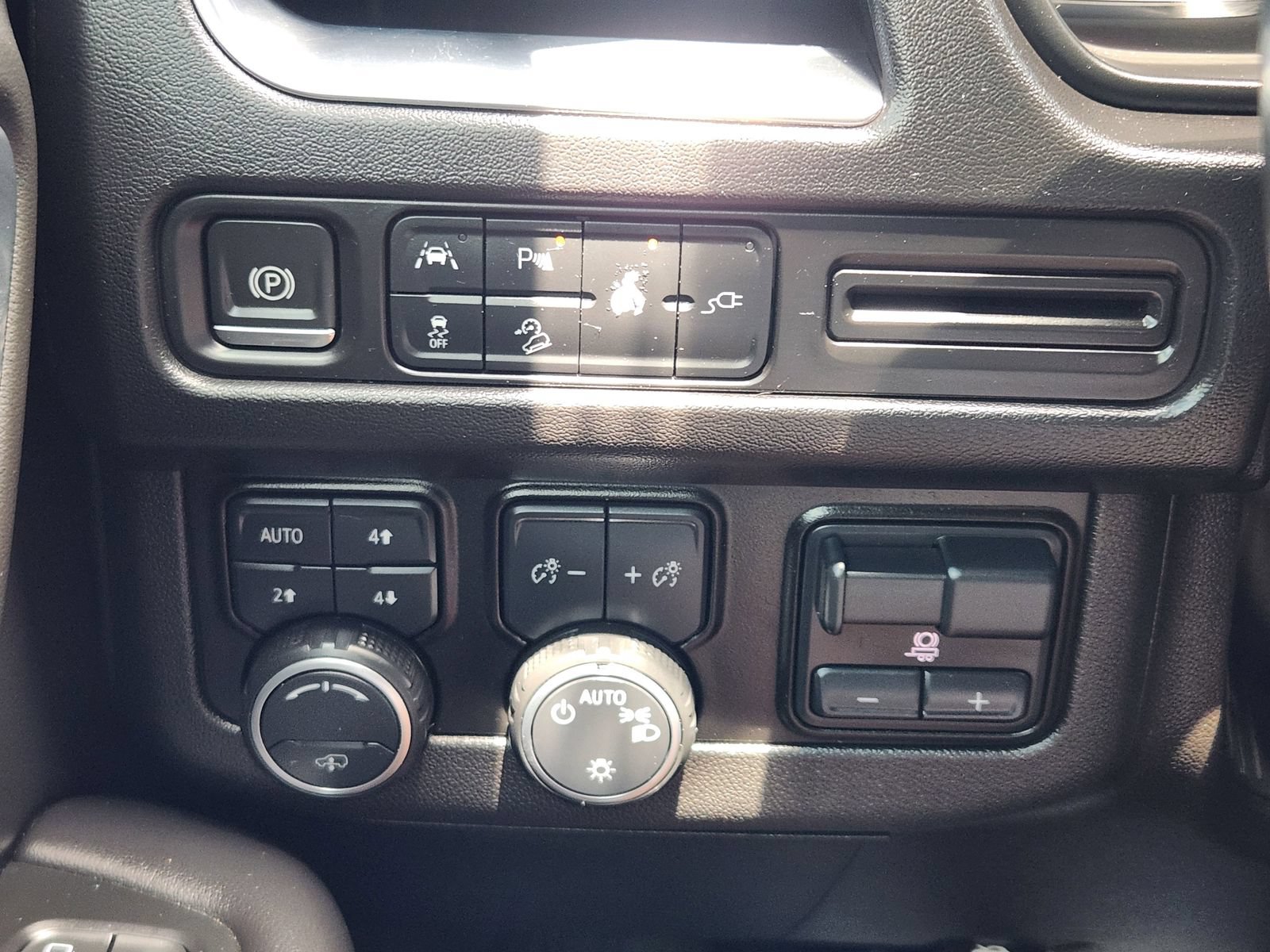 Certified 2021 Chevrolet Tahoe Z71 w/ Luxury Package AWD/4WD image 24