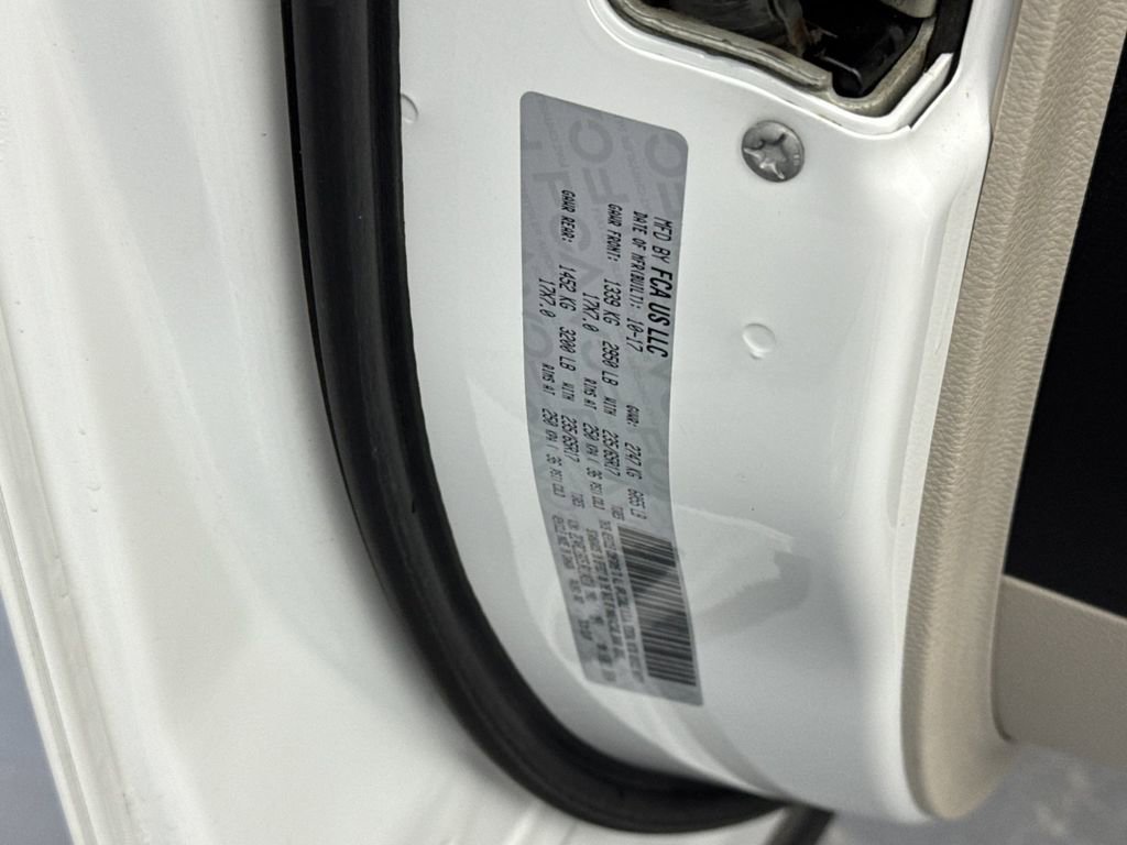 Used 2023 Chrysler Pacifica Touring-L image 30