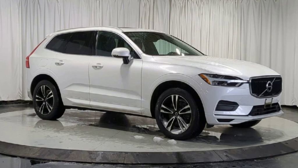 Used 2020 Volvo XC60 T6 Momentum image 2