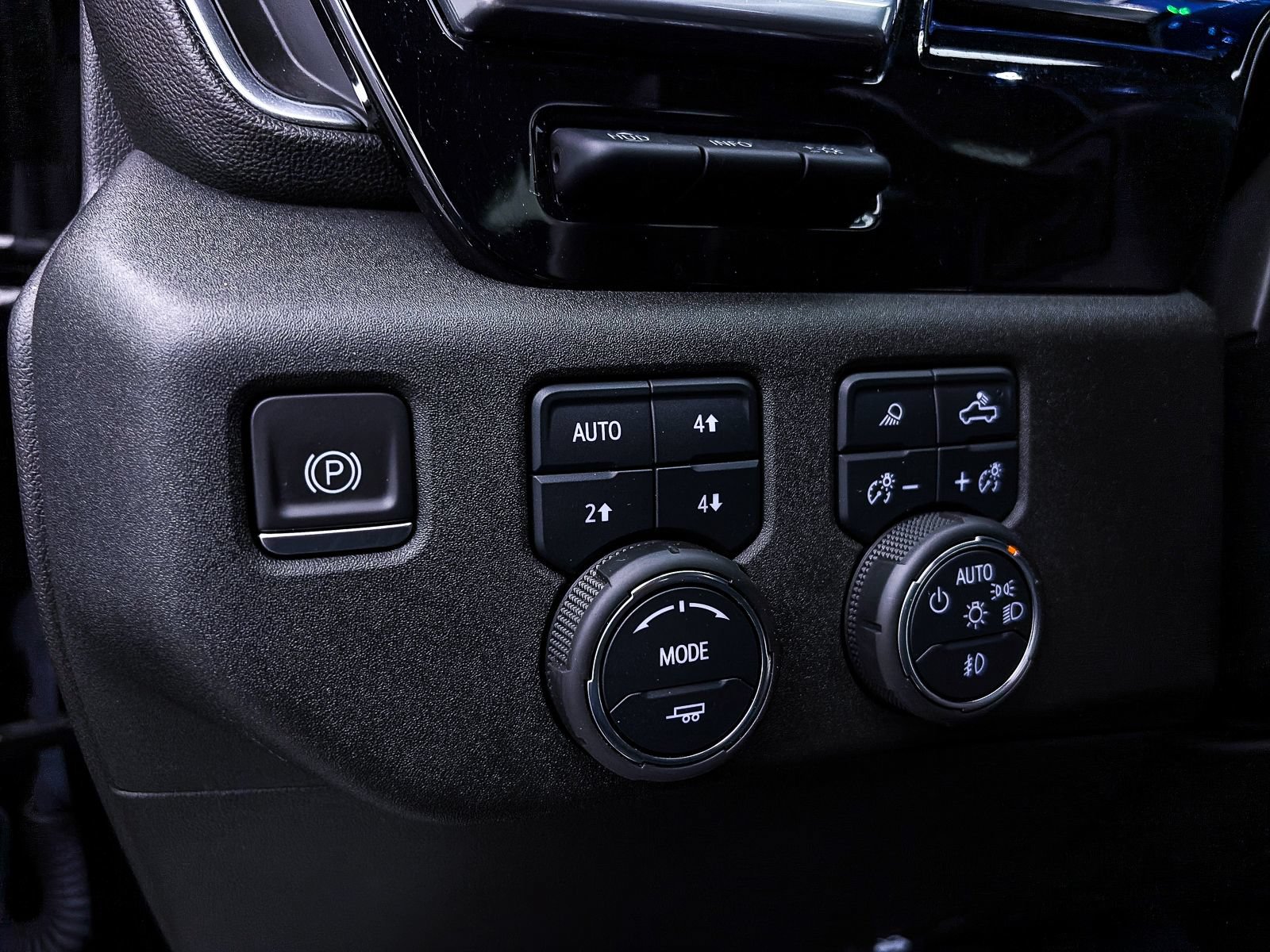 Used 2023 Chevrolet Silverado 1500 LTZ w/ LTZ Premium Package AWD/4WD image 5