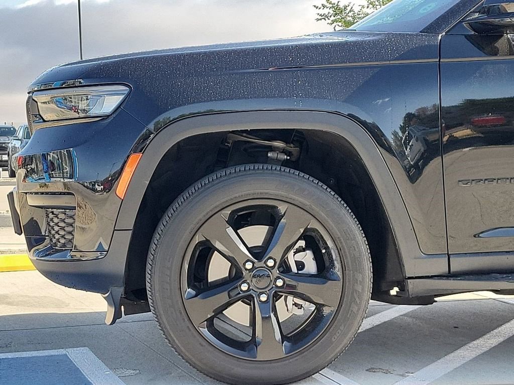 Used 2023 Jeep Grand Cherokee L Laredo AWD/4WD image 39