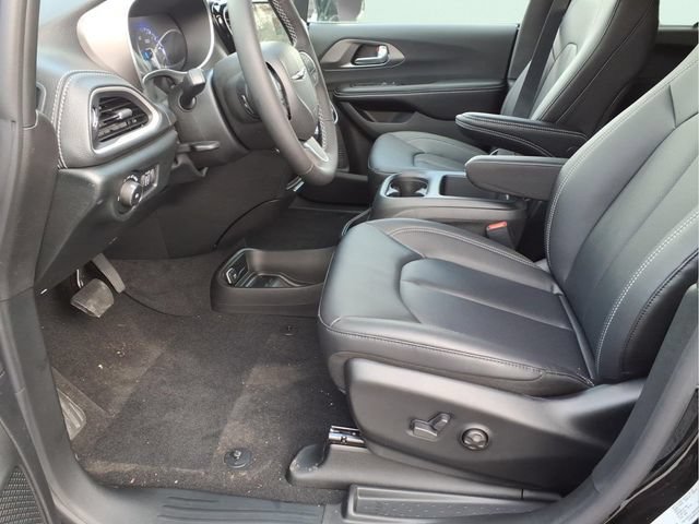 New 2026 Chrysler Pacifica Select FWD image 13