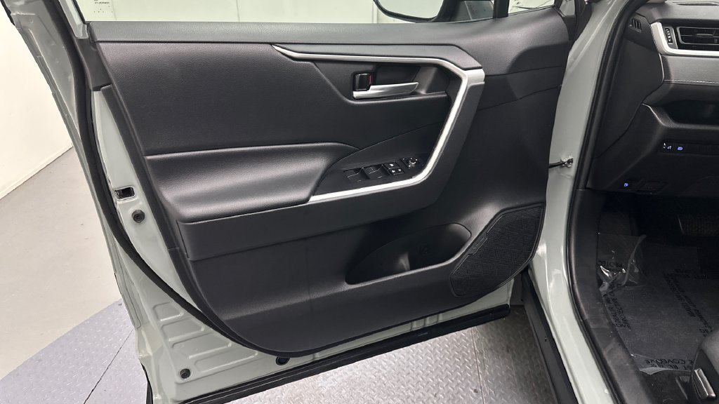 Used 2021 Toyota RAV4 XLE w/ Convenience Package AWD/4WD image 17