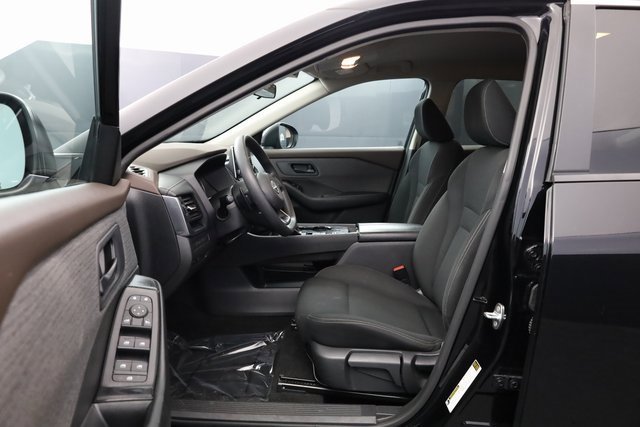 Used 2023 Nissan Rogue S image 11