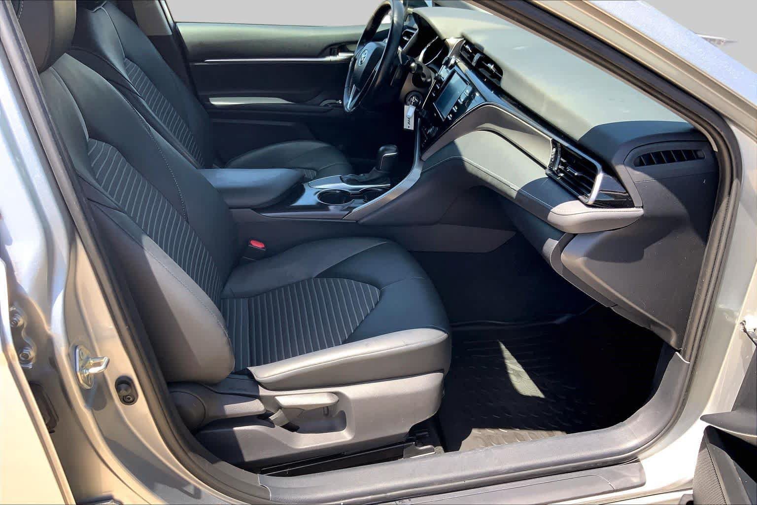 Used 2020 Toyota Camry SE FWD image 9
