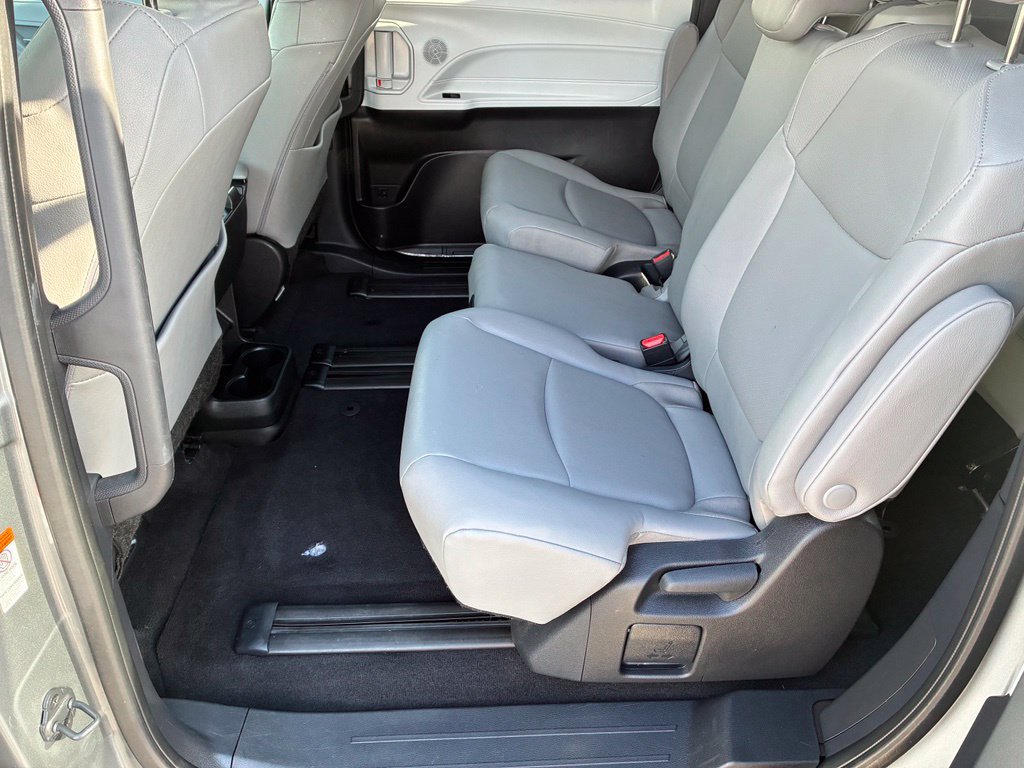 Used 2026 Toyota Sienna XLE FWD image 28