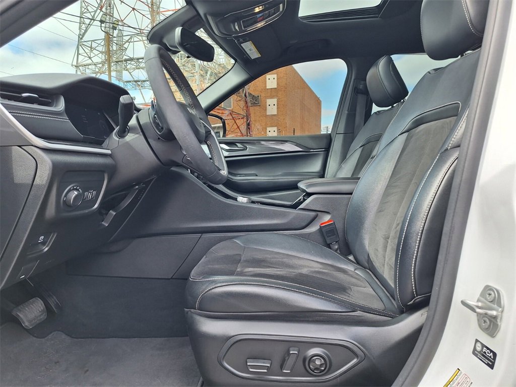 Used 2023 Jeep Grand Cherokee L Laredo image 12