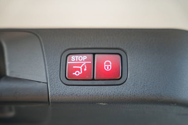 Used 2023 Mercedes-Benz GLB 250 4MATIC w/ Premium Package image 11