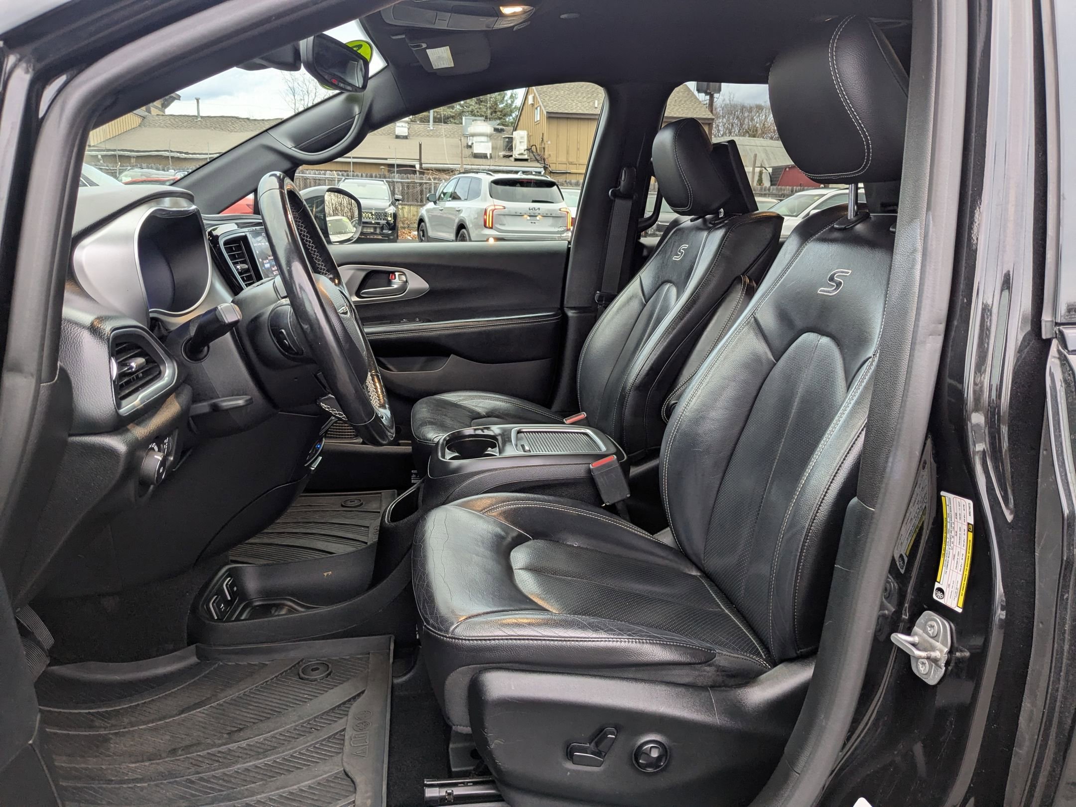 Used 2019 Chrysler Pacifica Touring-L Plus w/ Advanced Safetytec Group image 14