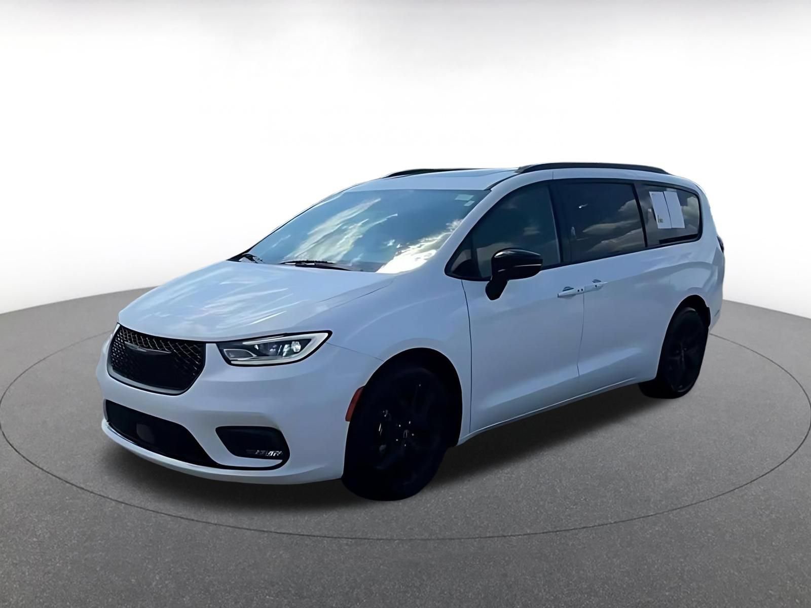 Used 2025 Chrysler Pacifica Limited FWD image 6
