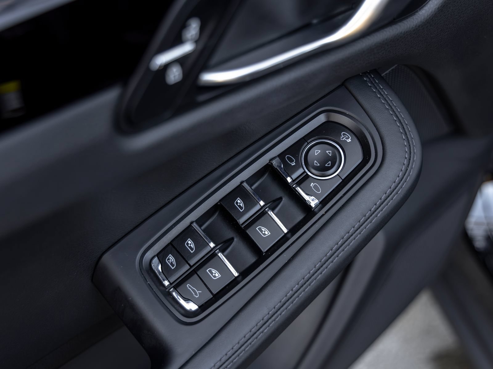 Certified 2023 Porsche Macan AWD/4WD image 23