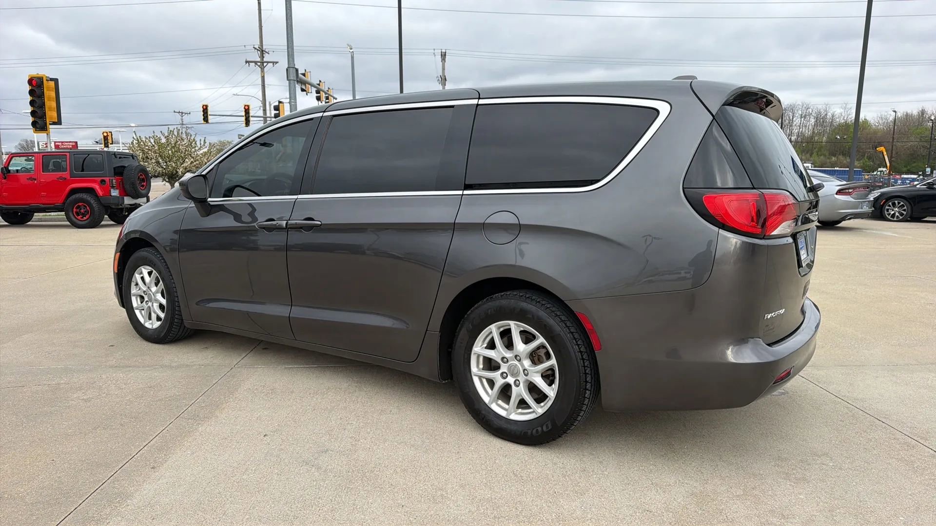 Used 2017 Chrysler Pacifica Touring image 12