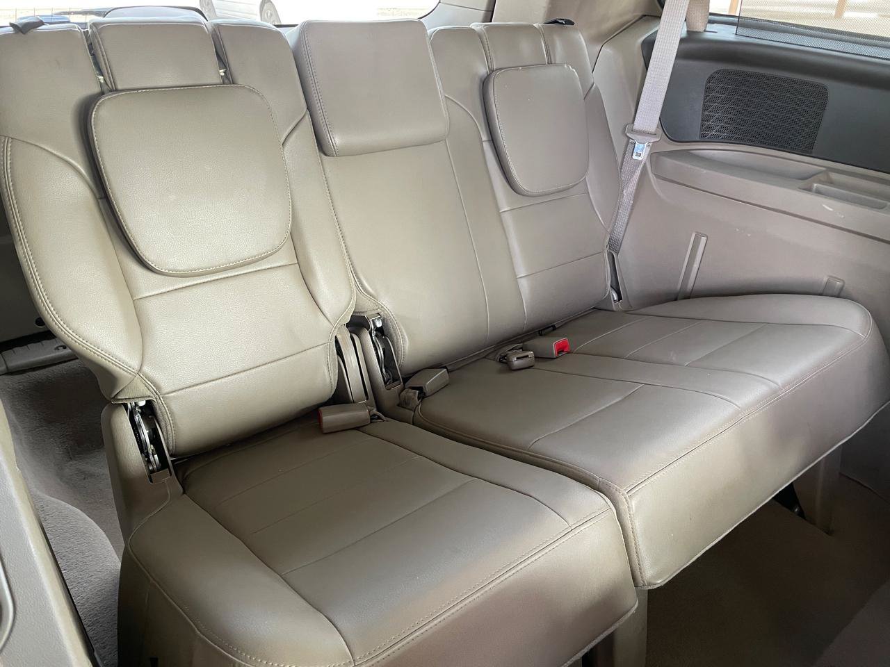 Used 2012 Volkswagen Routan SEL FWD image 16