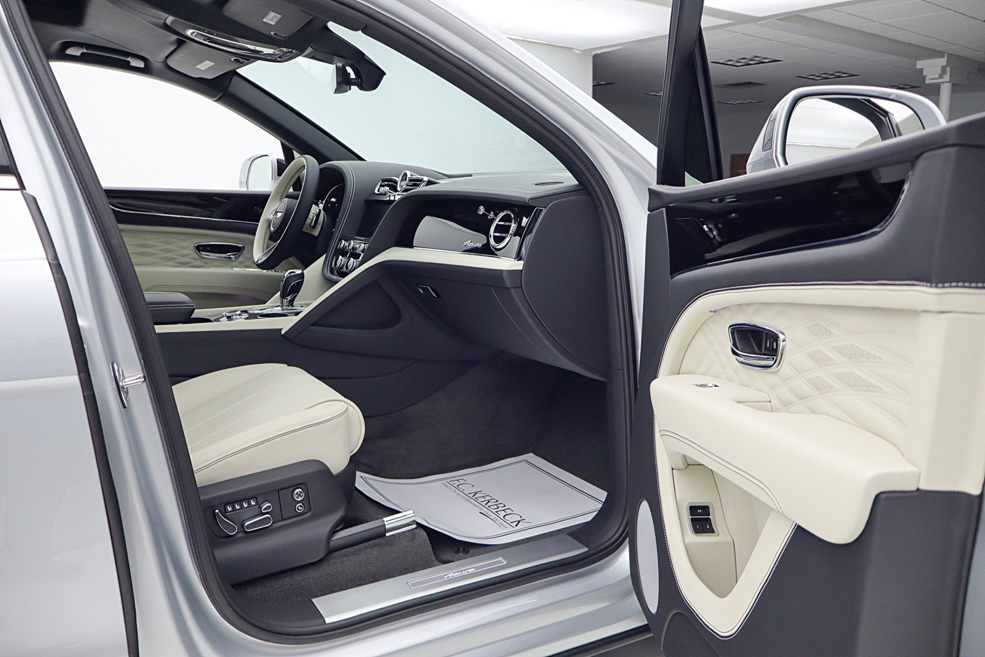 Used 2024 Bentley Bentayga Extended Wheelbase image 37