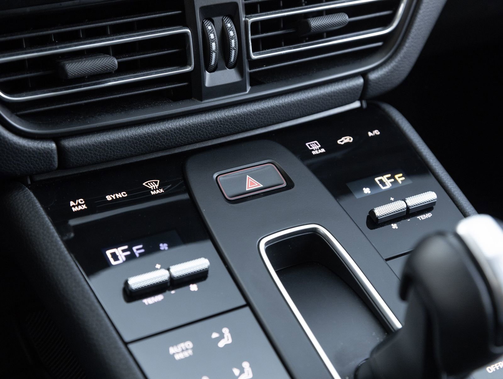 Certified 2024 Porsche Macan Turbo AWD/4WD image 26