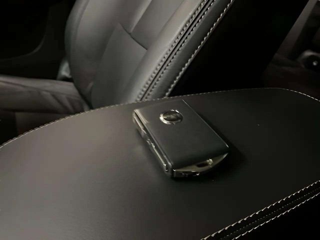 Used 2025 Volvo XC40 B5 Plus image 90