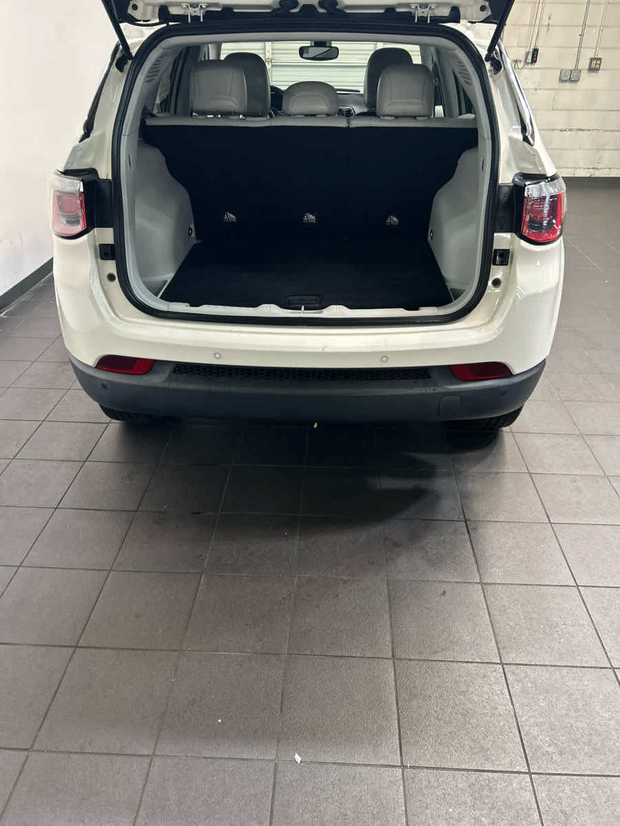 Used 2018 Jeep Compass Latitude w/ Popular Equipment Group AWD/4WD image 11