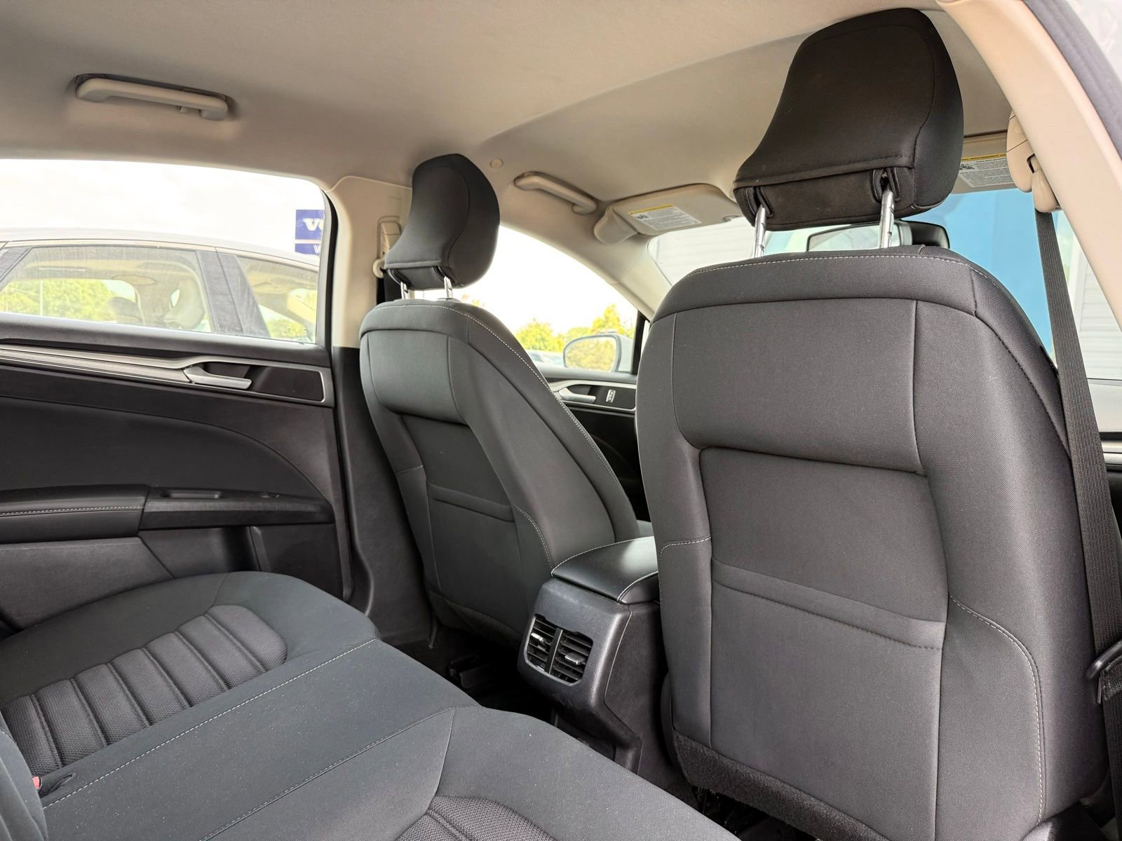 Used 2019 Ford Fusion SE FWD image 17